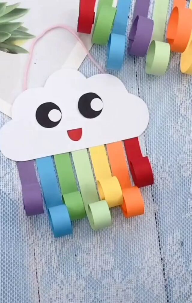 Le nuage arc-en-ciel terminé, son visage souriant et ses bandes de couleur enroulées en spirale, prêt à accrocher à la fenêtre