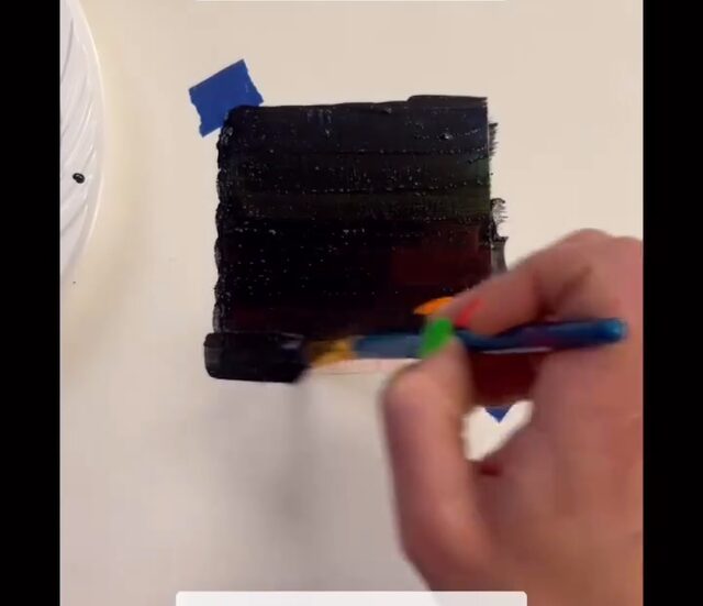 Cartes à gratter, deuxième étape : recouvrir les bandes de couleur d'une couche de gouache noire étalée au pinceau large
