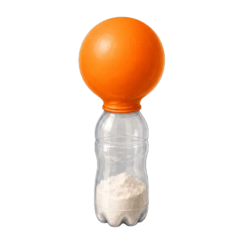 Balle anti-stress, étape 2 : le ballon de baudruche gonflé enfilé sur le goulot de la bouteille