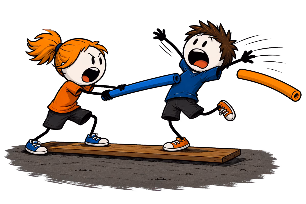 Duel des cotons-tiges géants : deux enfants s'affrontent debout sur une planche, l'un pousse sa frite de piscine dans le ventre de l'autre qui bascule en arrière et lâche la sienne