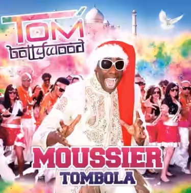 Tombollywood, la pochette du single : Moussier Tombola en tenue indienne brodée devant le Taj Mahal, entouré de danseurs.