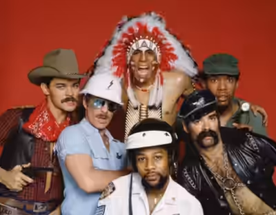 YMCA : les six Village People en costume sur fond rouge, du cow-boy à l'Indien en coiffe de plumes, avec le policier et le biker.