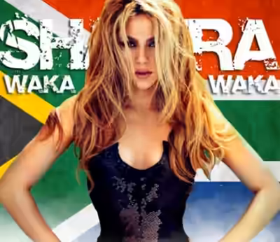 Waka Waka : la pochette du single de Shakira, la chanteuse debout devant le drapeau sud-africain, le titre en lettres blanches.