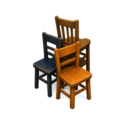 Chaises alignées dos à dos pour une partie de chaise musicale — aucun texte n'interdit ce jeu en accueil collectif de mineurs